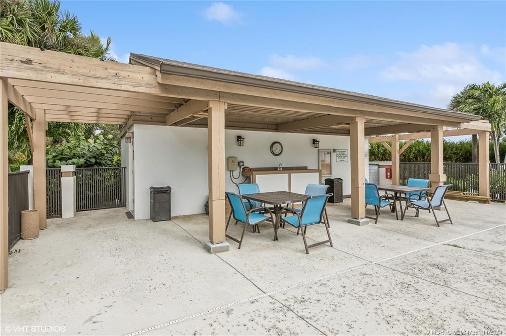 223 NE Edgewater Drive 223