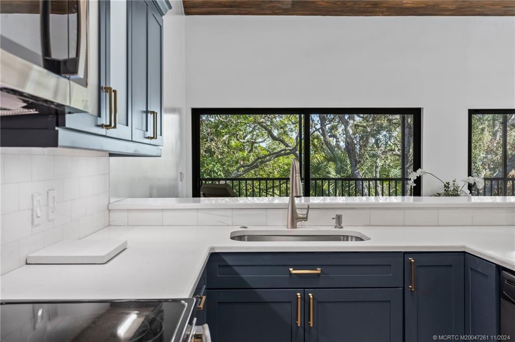 223 NE Edgewater Drive 223