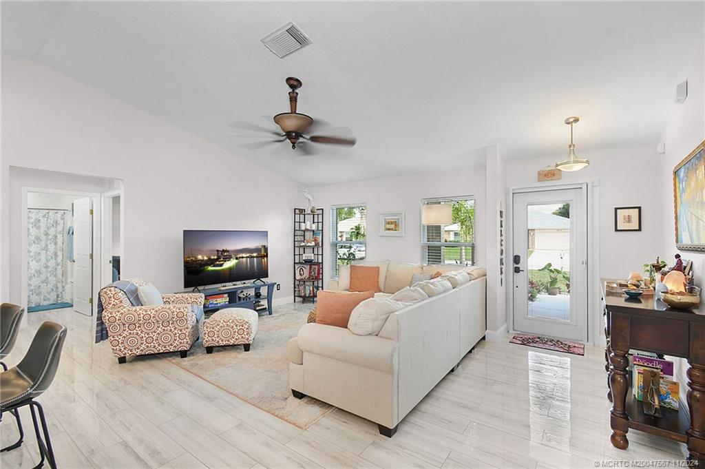 2032 SE South Buttonwood Drive