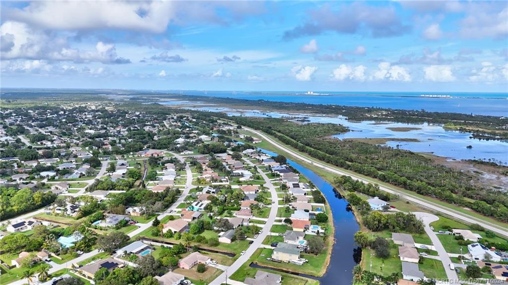 2032 SE South Buttonwood Drive