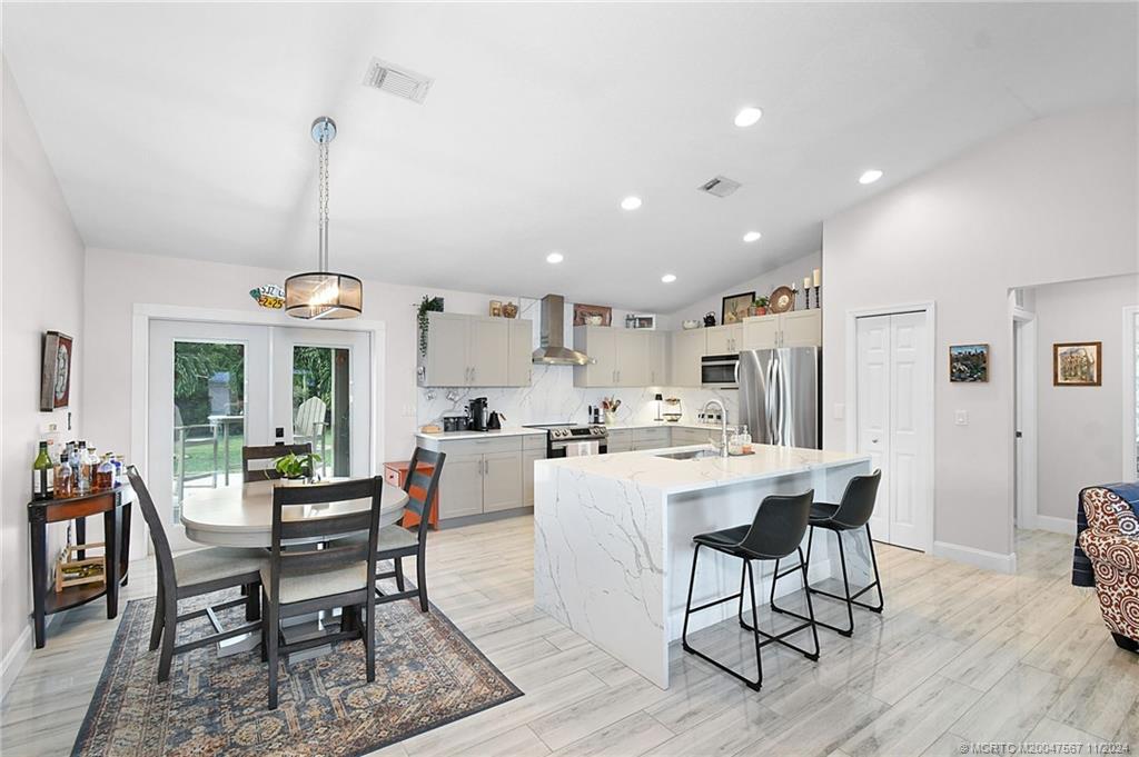 2032 SE South Buttonwood Drive