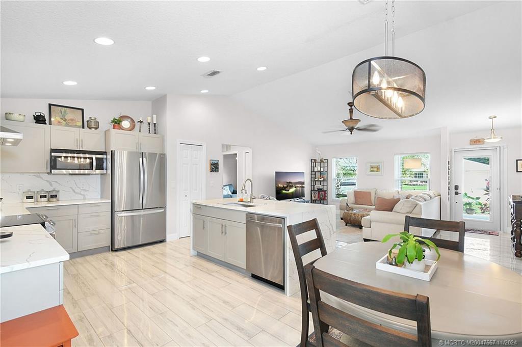 2032 SE South Buttonwood Drive