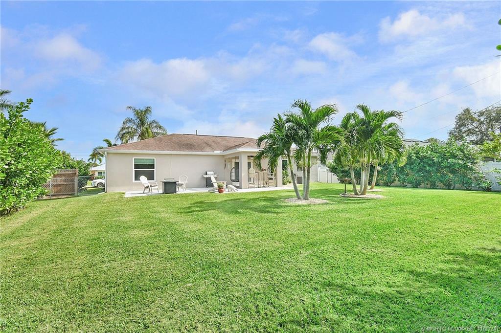 2032 SE South Buttonwood Drive