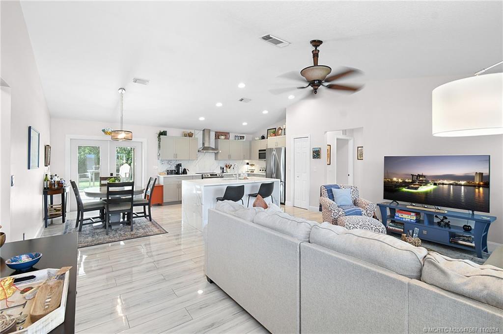 2032 SE South Buttonwood Drive