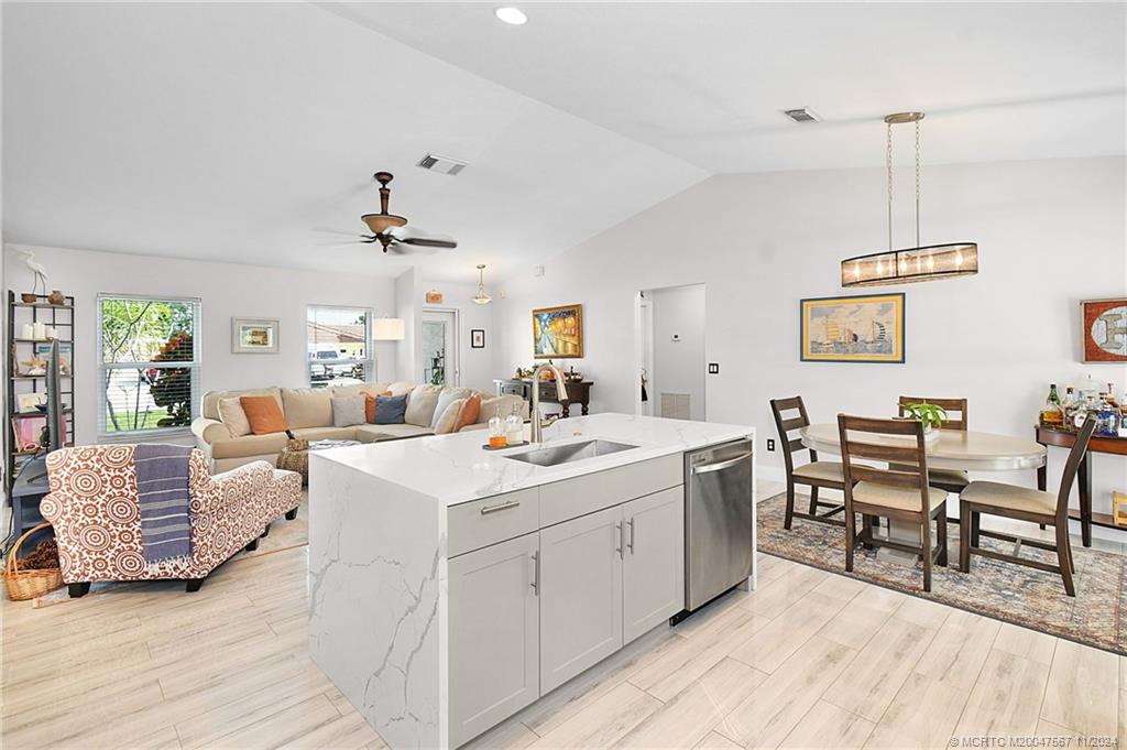 2032 SE South Buttonwood Drive