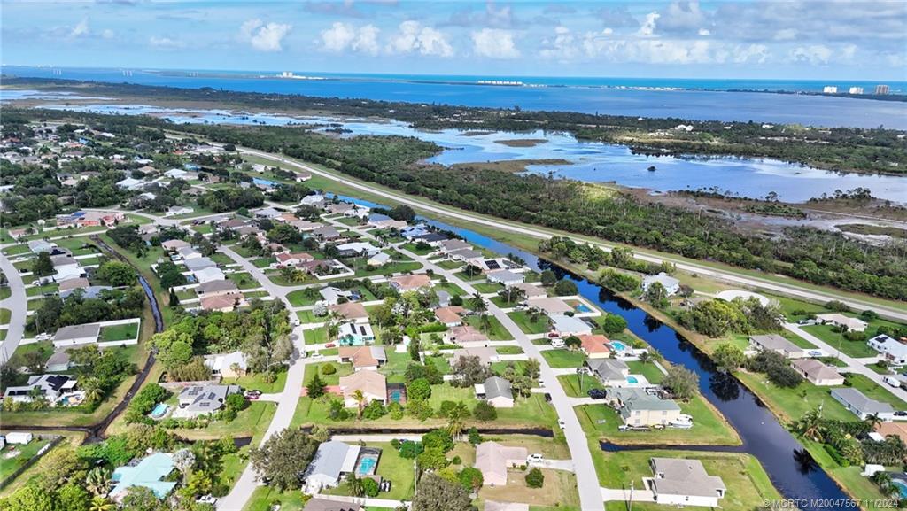 2032 SE South Buttonwood Drive