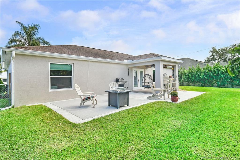 2032 SE South Buttonwood Drive