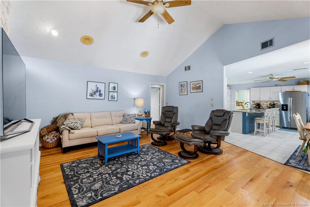 3266 NE Kapok Ct