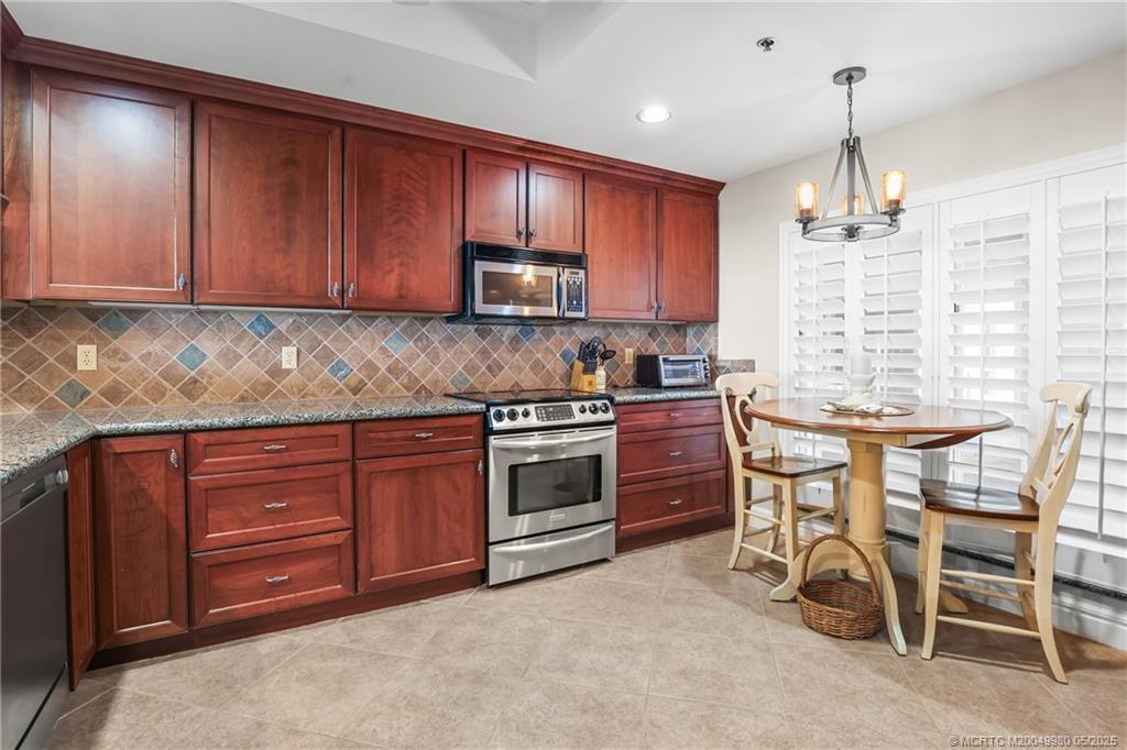 184 NE Edgewater Drive 1306