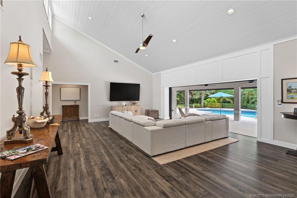 121 Hillcrest Drive