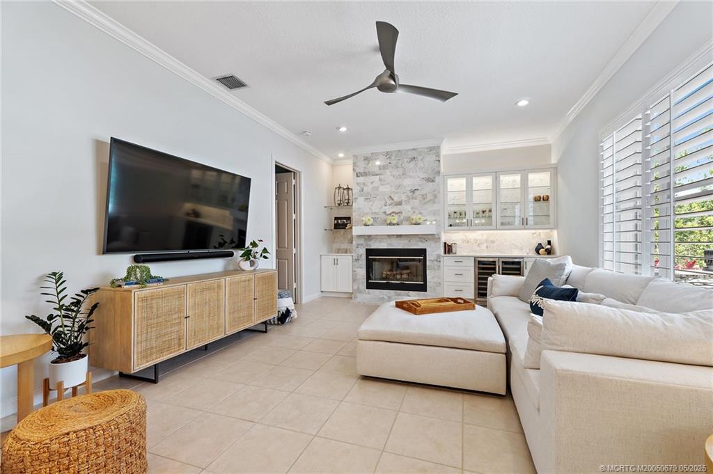 922 SW Lighthouse Drive