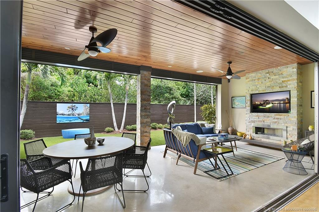 314 SE Pelican Drive