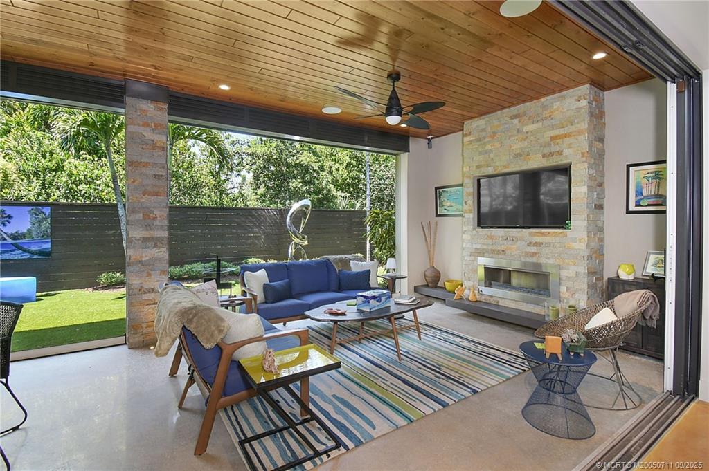 314 SE Pelican Drive