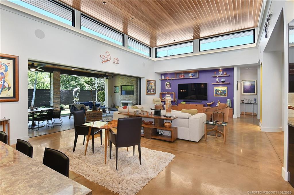 314 SE Pelican Drive