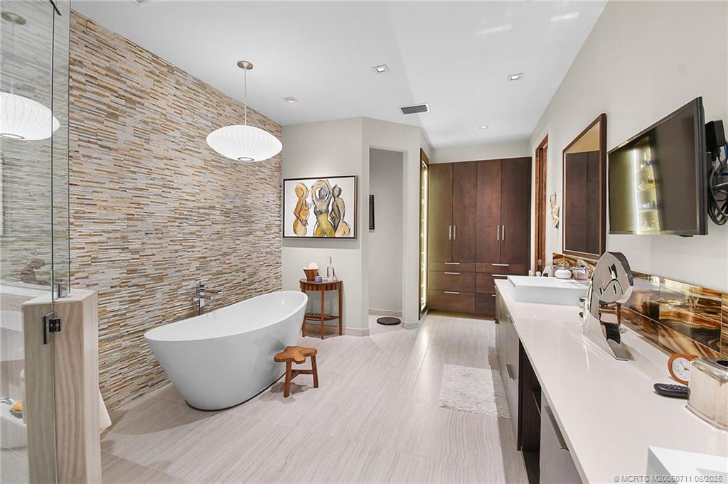 314 SE Pelican Drive