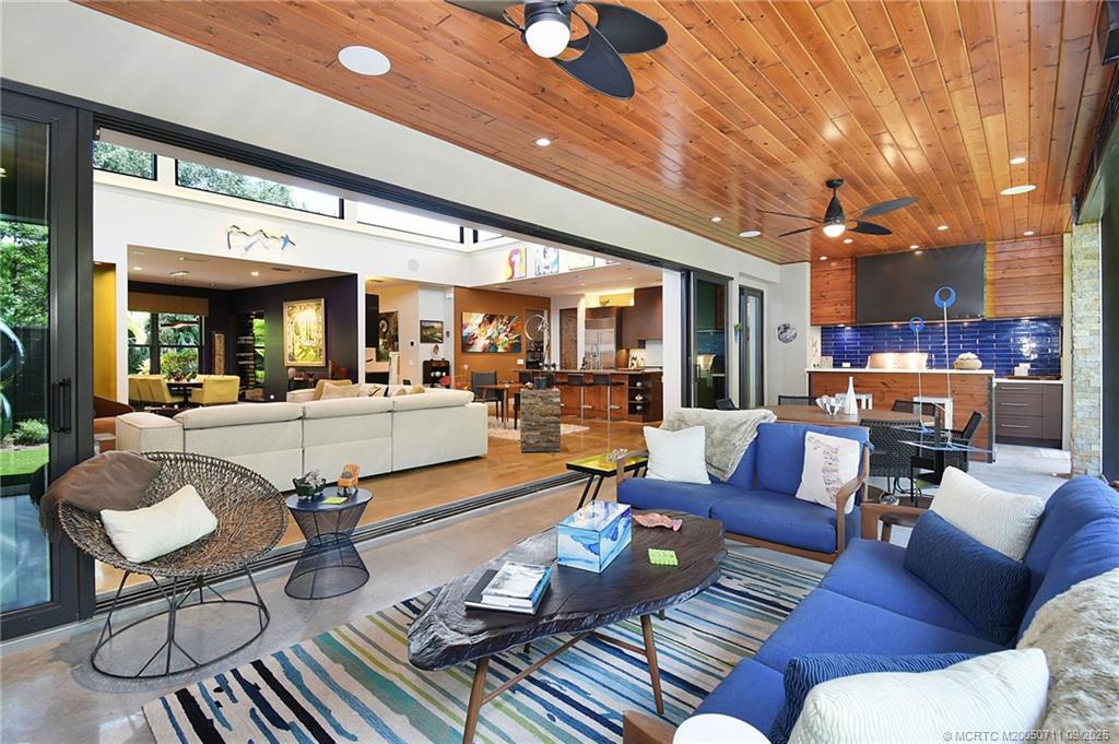 314 SE Pelican Drive