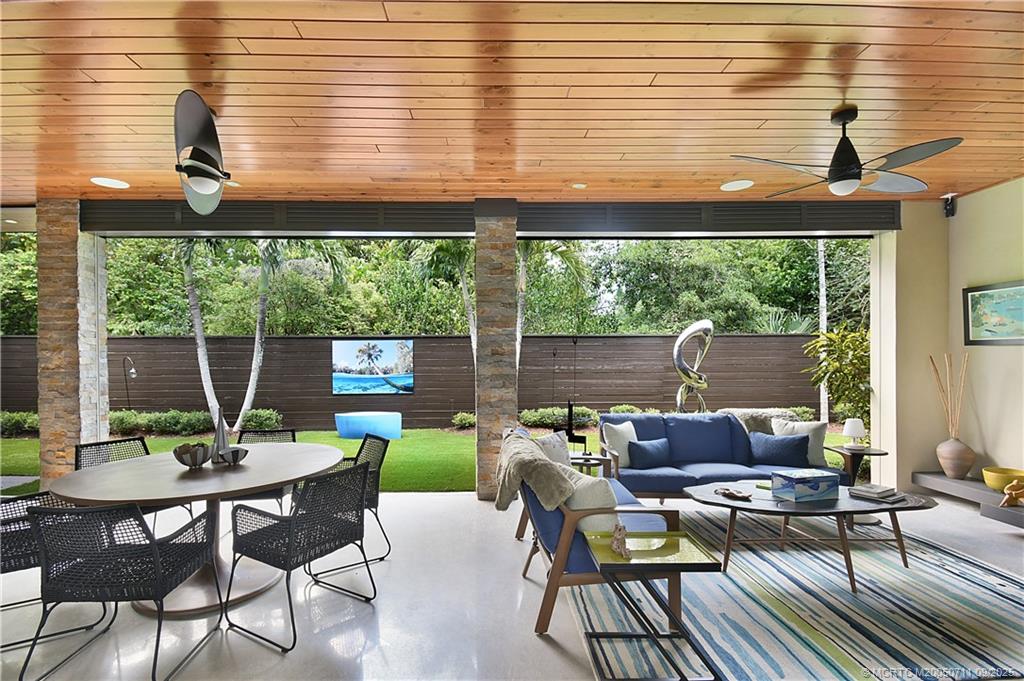 314 SE Pelican Drive