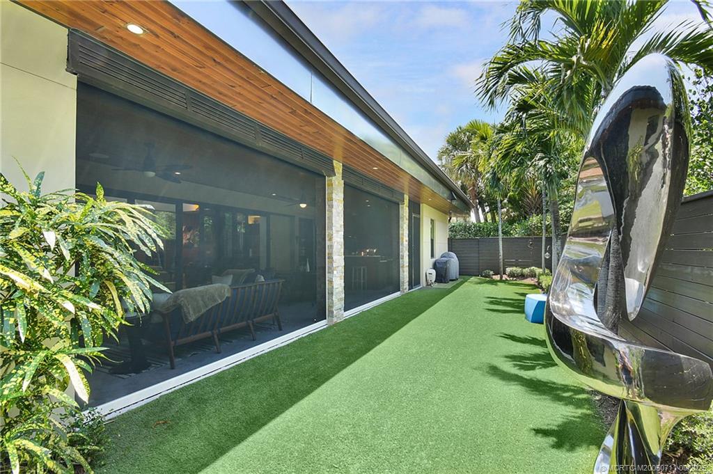 314 SE Pelican Drive