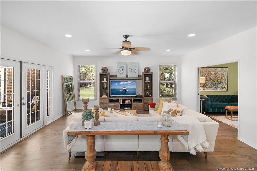 229 SE Villas Street