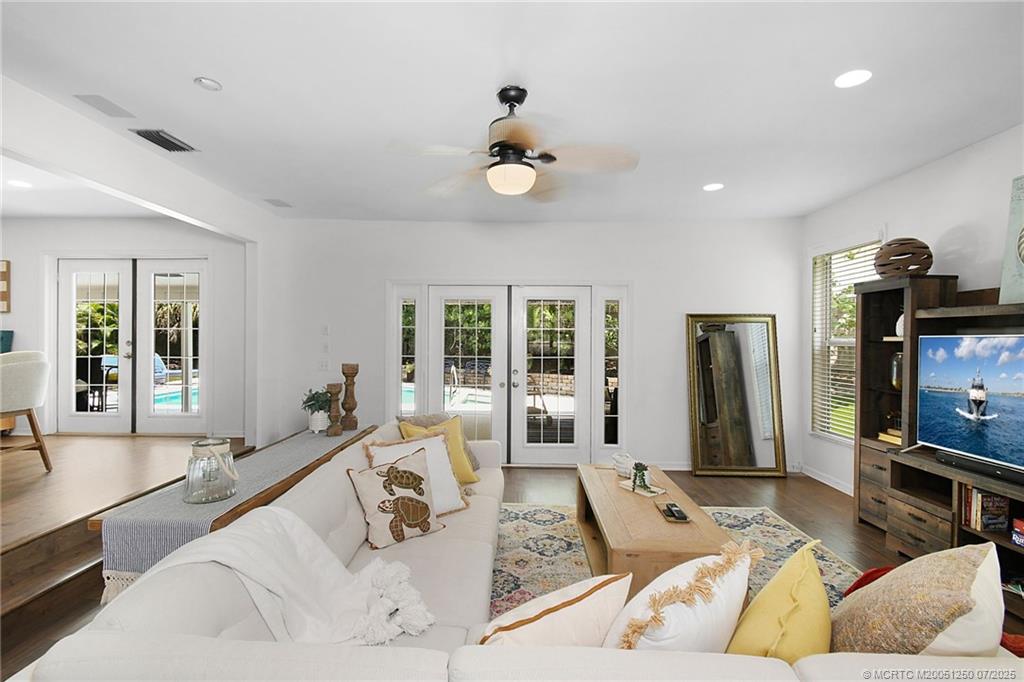 229 SE Villas Street