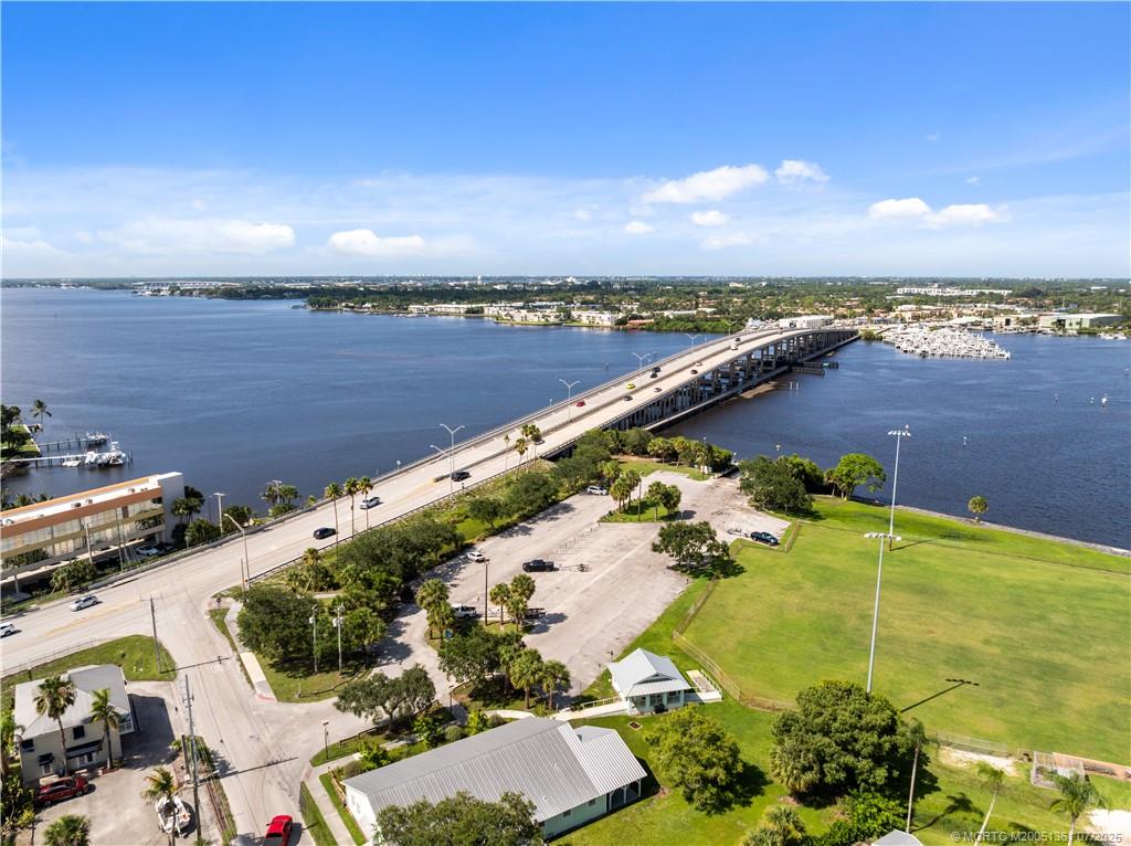 1048 SW 36th Terrace