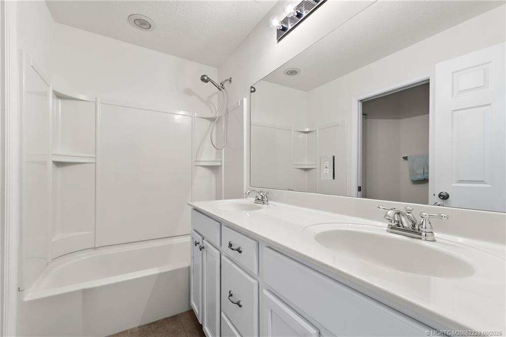 5338 SW Longspur Lane