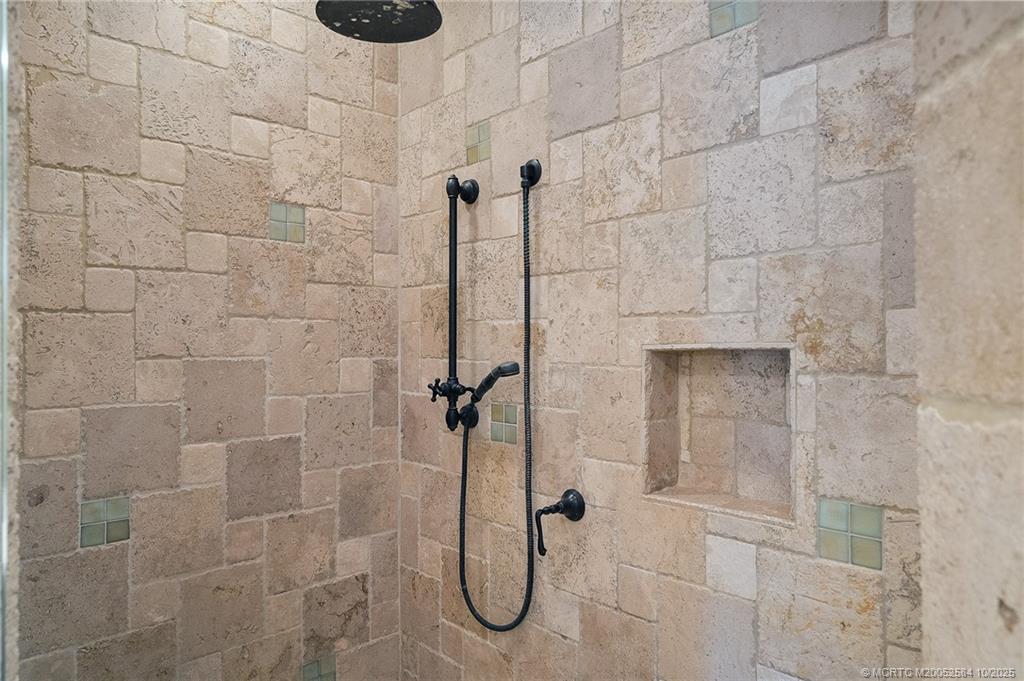 960 SE Willoughby Trace