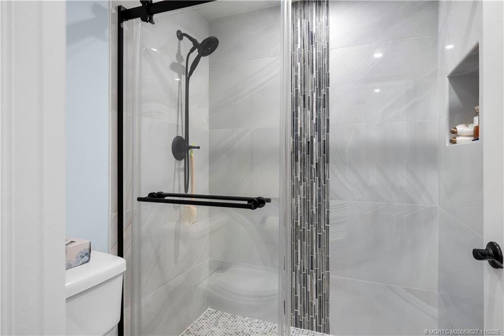 1600 NE Dixie Highway 7-104