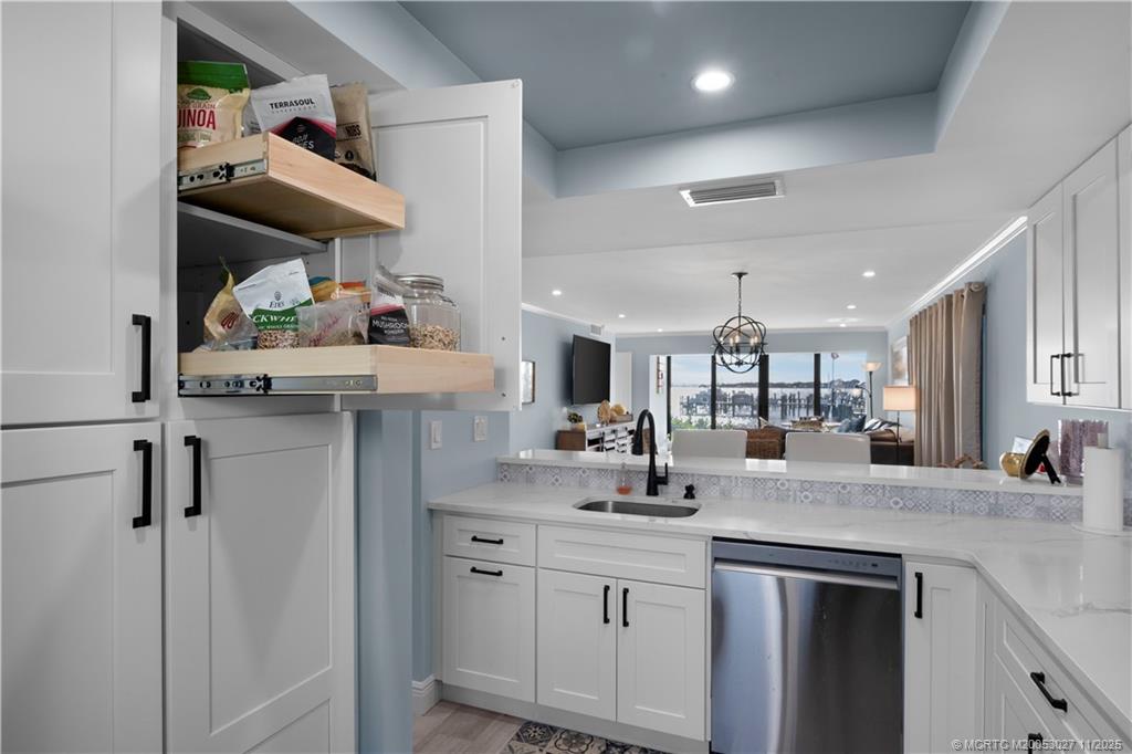 1600 NE Dixie Highway 7-104