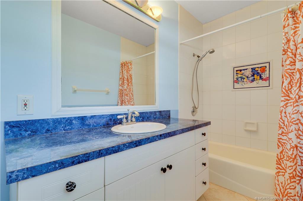 5439 SE Horseshoe Point Road