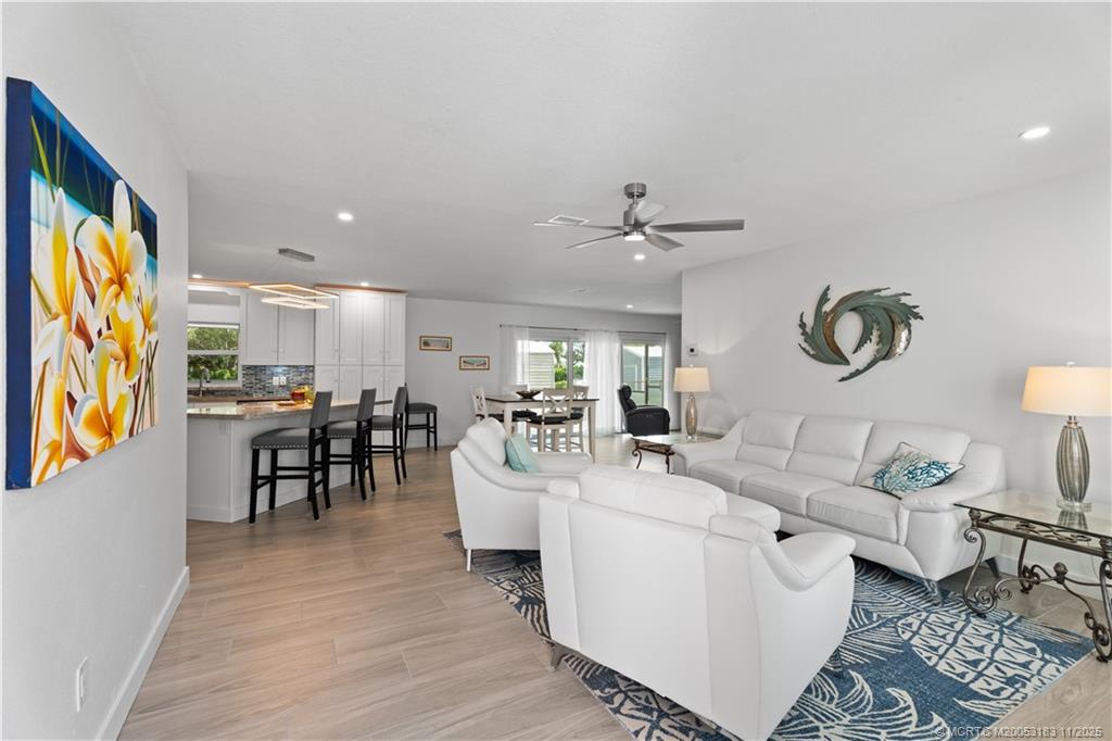 372 SE Oakridge Drive