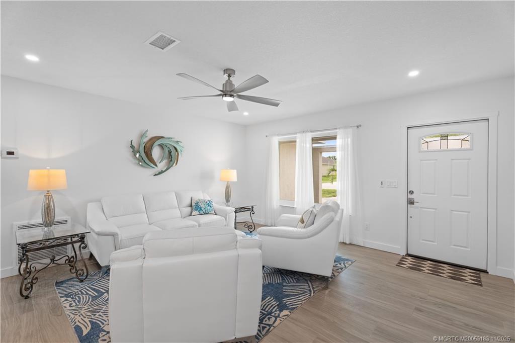 372 SE Oakridge Drive