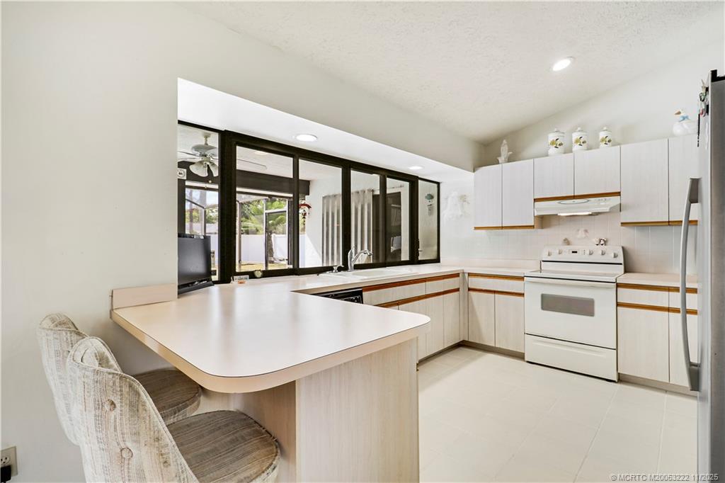 366 SW Eyerly Avenue