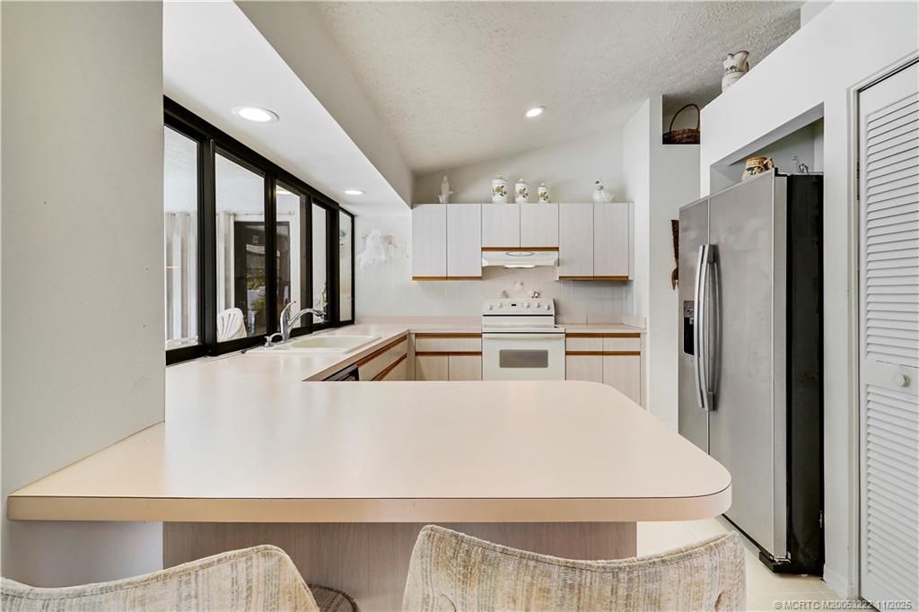 366 SW Eyerly Avenue