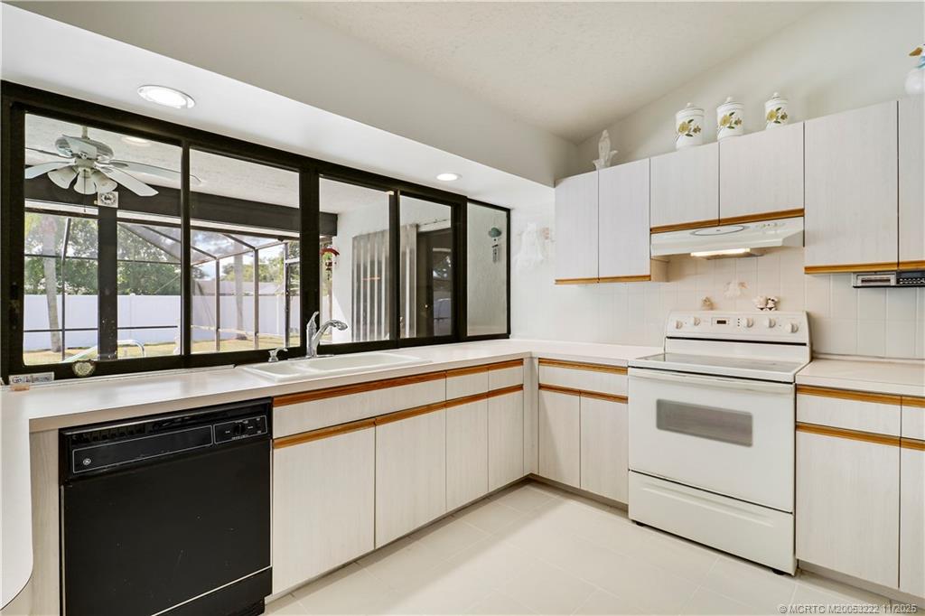 366 SW Eyerly Avenue