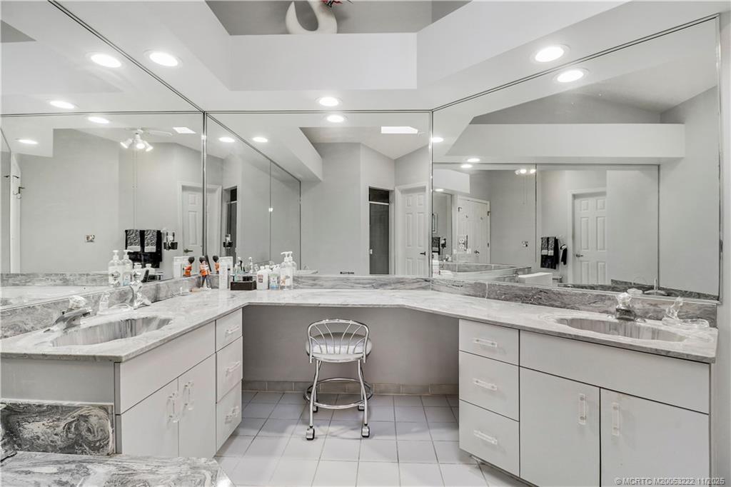 366 SW Eyerly Avenue