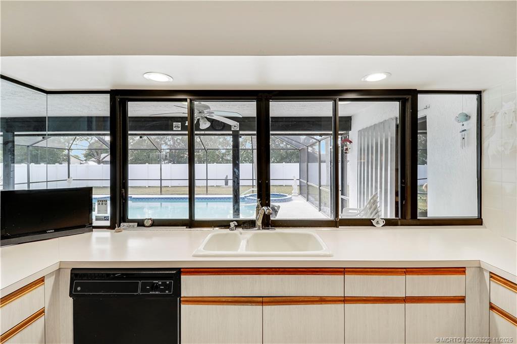 366 SW Eyerly Avenue