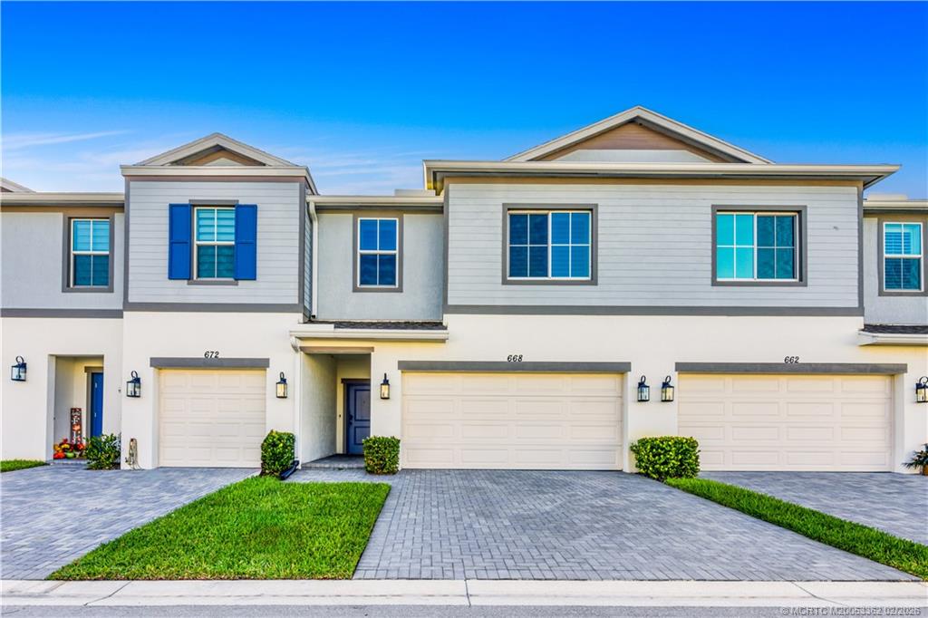 668 NE Waters Edge Lane