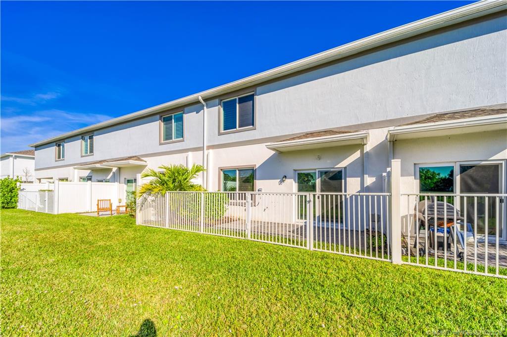 668 NE Waters Edge Lane