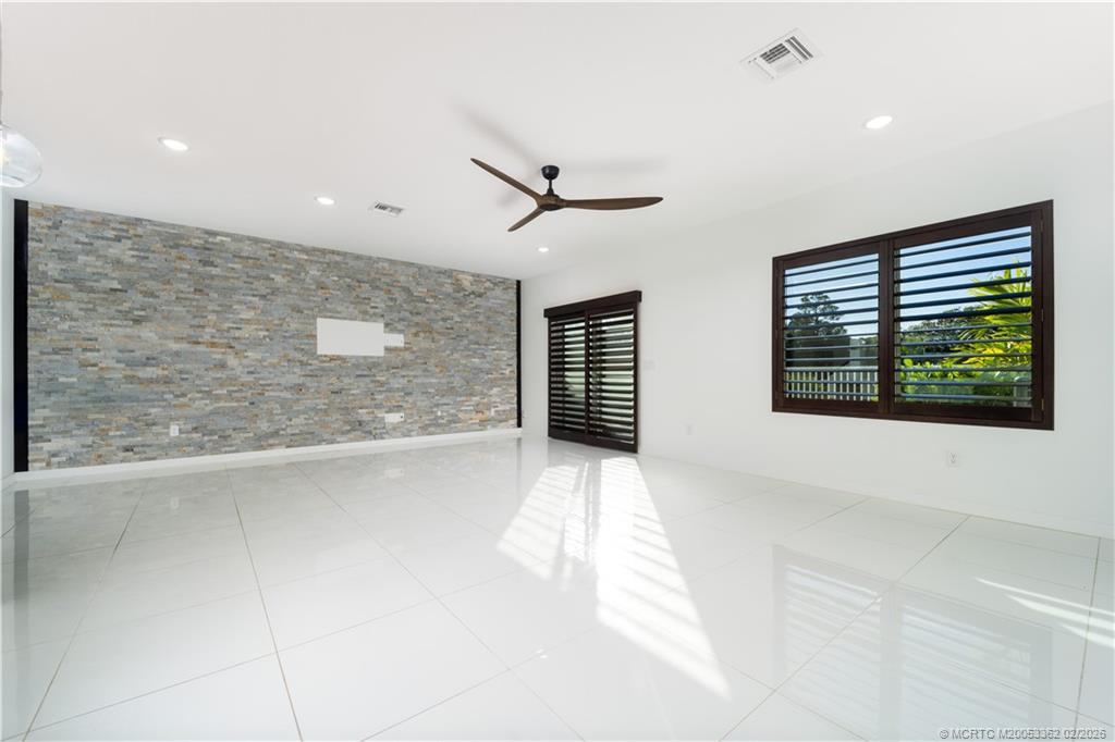 668 NE Waters Edge Lane