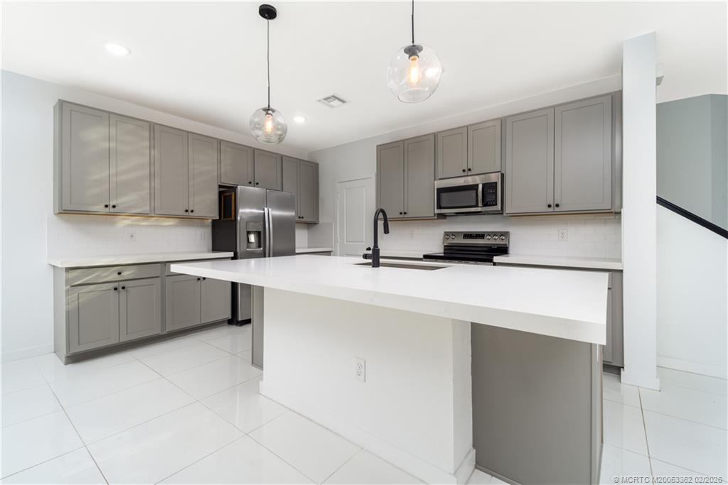 668 NE Waters Edge Lane