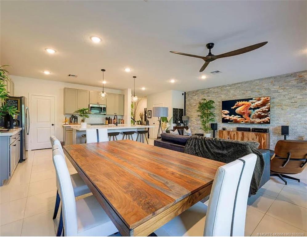 668 NE Waters Edge Lane