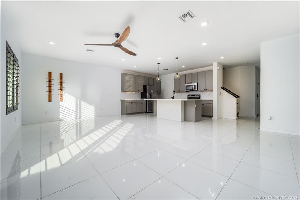 668 NE Waters Edge Lane