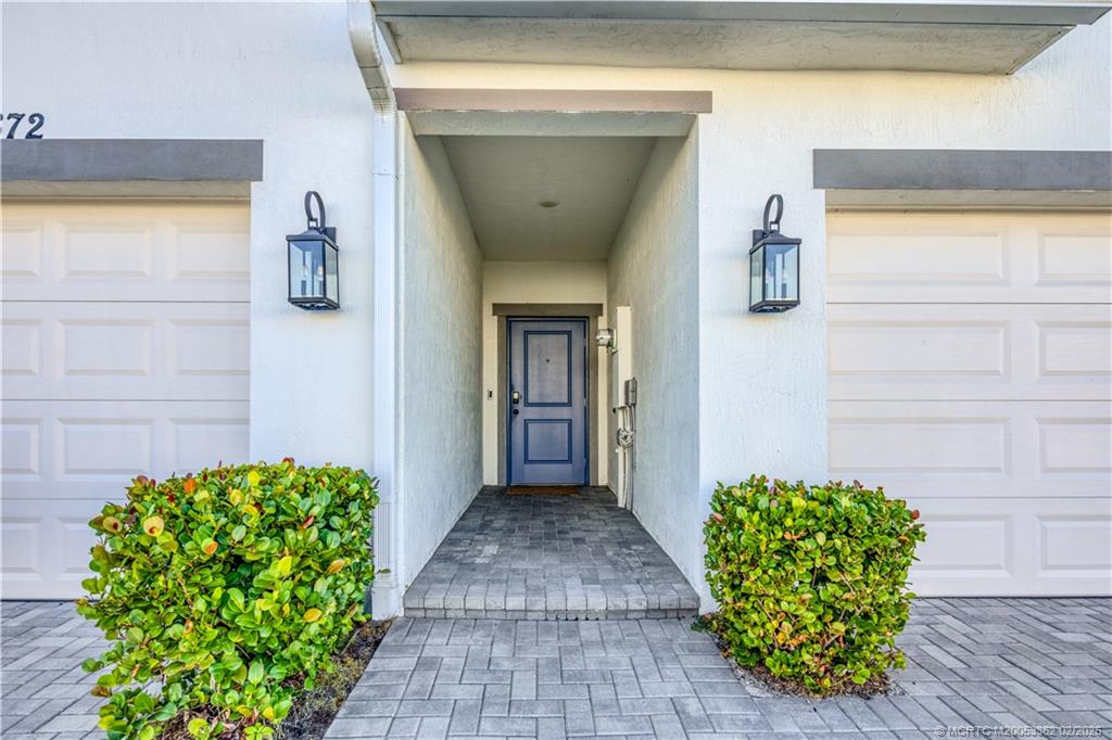 668 NE Waters Edge Lane