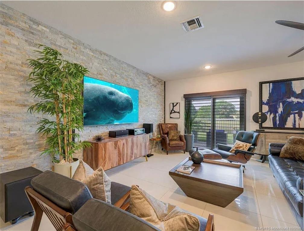 668 NE Waters Edge Lane