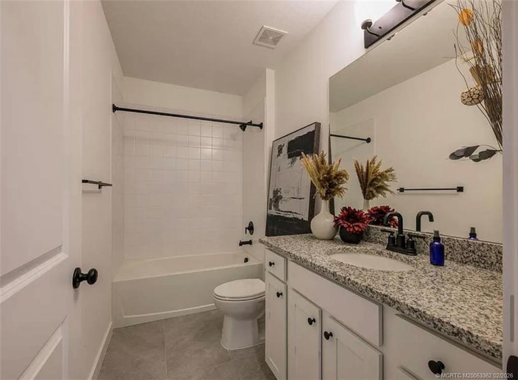 668 NE Waters Edge Lane