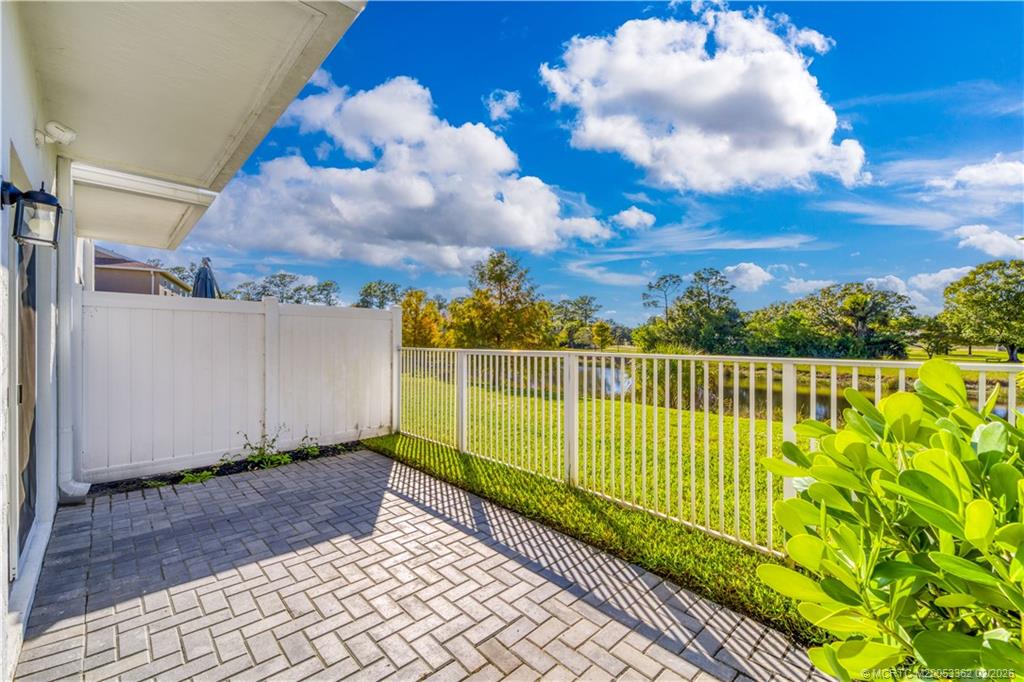 668 NE Waters Edge Lane