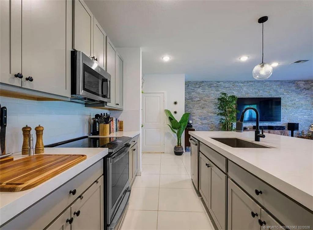 668 NE Waters Edge Lane