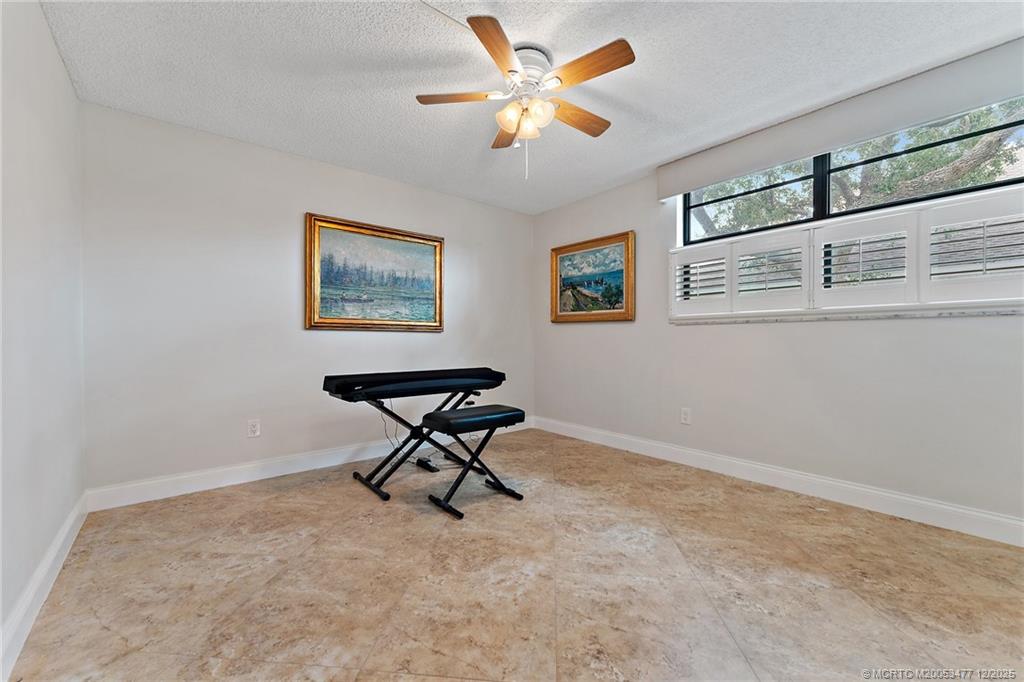 303 NE Golfview Circle