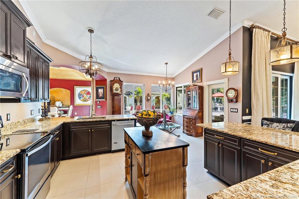 4803 SW Lake Grove Circle